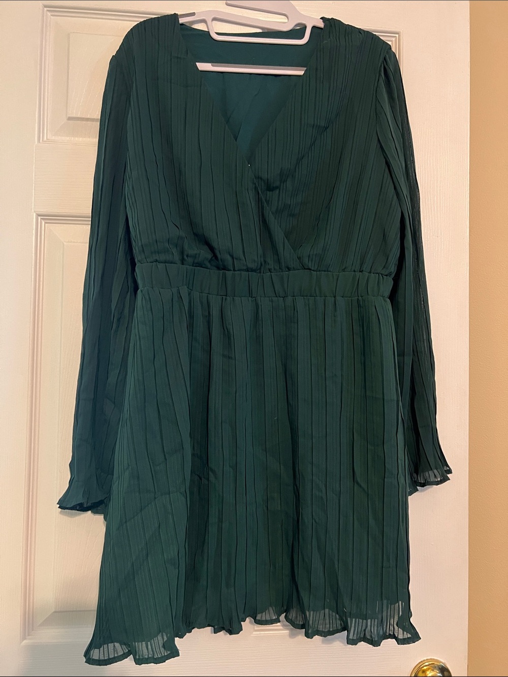 Cupshe Emerald Green Long Sleeve Pleated V-Neck Dress